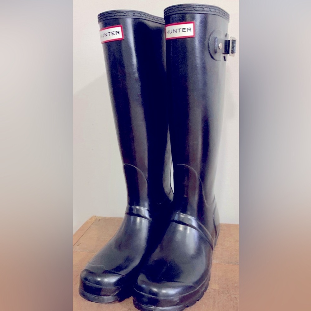 Size 7 black Hunter rain boots
